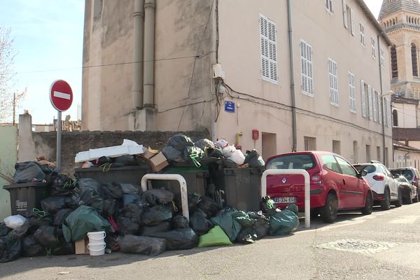 Les poubelles débordent dans les 9e, 10e, 11e et 12e arrondissement de Marseille après une réorganisation du ramassage d'ordures.