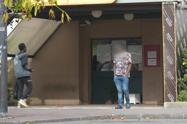 Deux jeunes hommes devant un hébergement pour l'ASE.