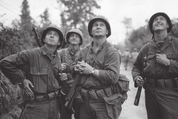 Illustration : GI américains regardant le ciel lors de l'assaut des alliés en Normandie.