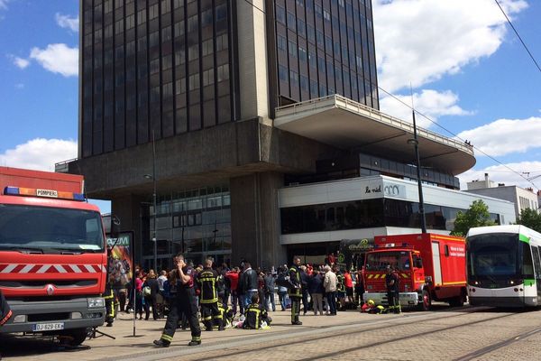 Les pompiers de la Fire Xtrem Nantes 2017 au pied de la tour Bretagne