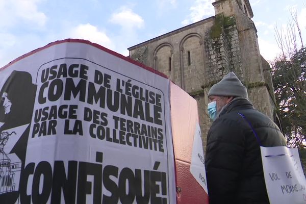 Une quarantaine de manifestants se sont rassemblés face au parvis de l'abbatiale de Solignac ce 28 novembre 2021