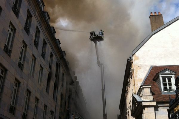 Le feu a pris dans la rue de la Préfecture à Besançon