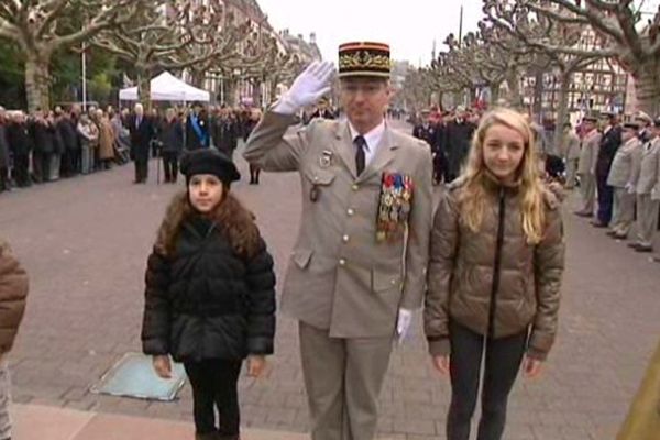 Deux enfants entourent le gouverneur militaire de Strasbourg, Eric Hautecloque-Raysz
