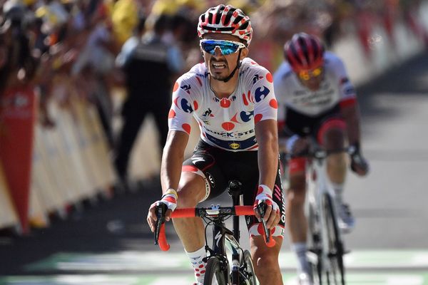 Julian Alaphilippe prend la deuxième place du podium pour la 14e étape du Tour de France, samedi 21 juillet, à Mende. 