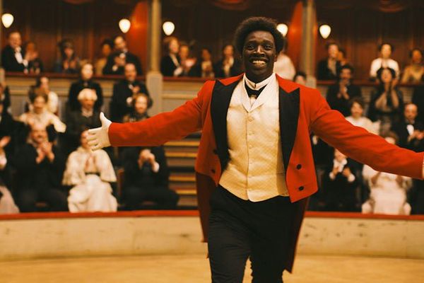 Omar Sy dans le rôle du clown chocolat. 