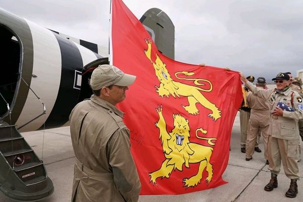 A défaut de sauter en parachute au-dessus de Carentan, Tom Rice a survolé la baie de San Diego, ce 6 juin 2020. Avec un clin d'oeil à la Normandie.