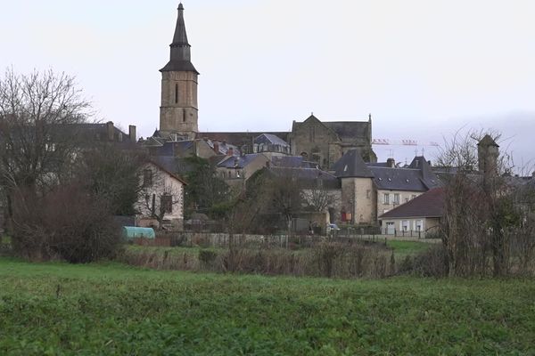 Les trois départements du Limousin affichent un solde migratoire négatif : la Corrèze a perdu plus de 1 400 habitants, la Haute-Vienne plus de 2 500, et la Creuse près de 4 000.