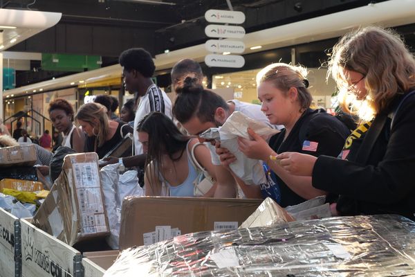 La foule pour acheter un colis perdu