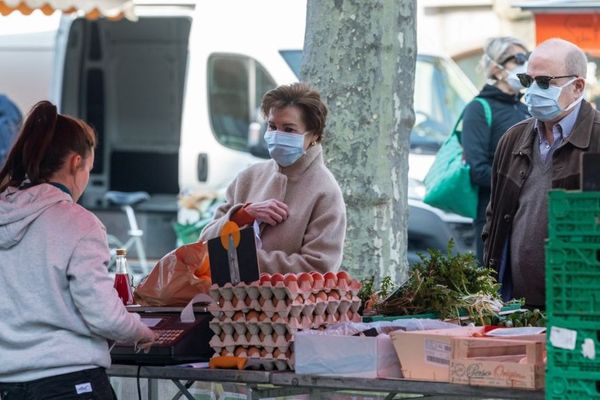 Des Strasbourgeois portant des masques le 20 mars 2020