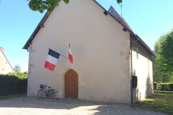 Unique en France. Dans ce petit village du Cher, c'est à l'église qu'on vote depuis 30 ans. 