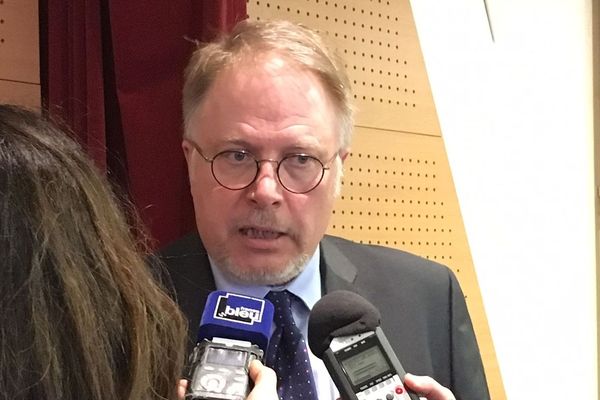 Le maire PS de Chenôve, Thierry Falconnet, lors de sa conférence de presse du 27 mars