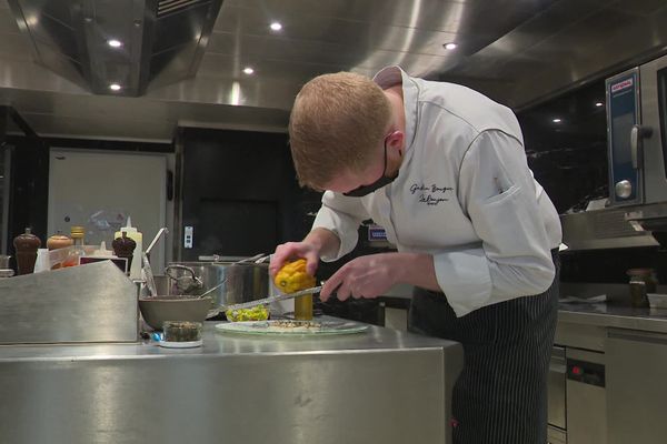 Gabin Bouguet, chef du Donjon à Etretat (Seine-Maritime) seule nouvelle étoile du Guide Michelin 2021, en train de préparer un carpaccio de Saint-Jacques