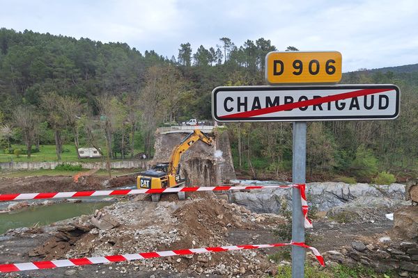 Chamborigaud (Gard) - démolition de l'ancien pont sur Le Luech qui s'est effondré en mars - 9 avril 2024.