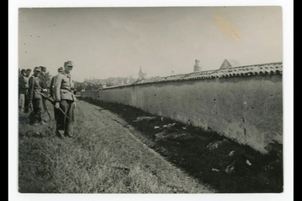 La seule photo du massacre de sept otages juifs le 29 juin 1944, le long du mur du cimetière de Rillieux-la-Pape, prise par l'identité judiciaire de  la police, accompagnée d'une patrouille allemande.