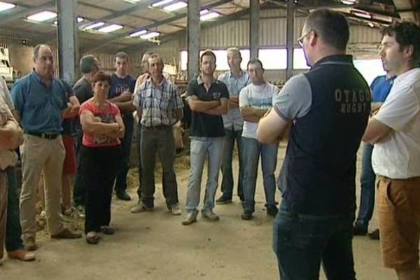 La FDSEA et Jeunes Agriculteurs du Cantal à la rencontre d'un jeune producteur dans la région de Maurs.