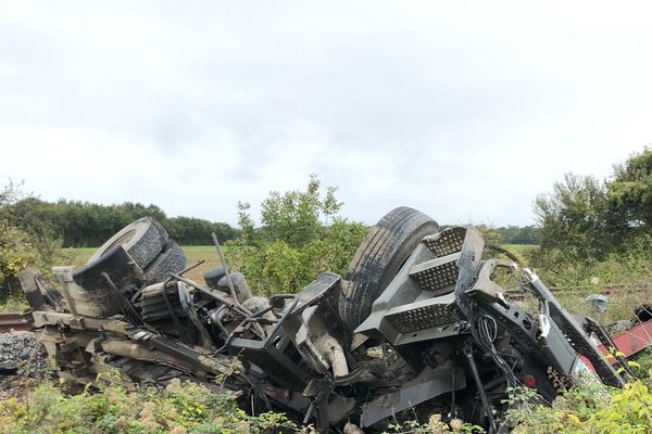 L'état du camion témoigne de la violence du choc