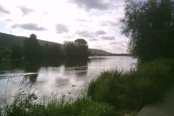 Dans l'Eure, à Vernon, un ciel gris en matinée sur la Seine, ce MERCREDI.