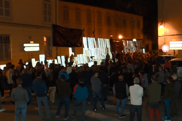 En guise de protestation, les agriculteurs détachent des panneaux avec les noms de communes et les déposent devant la préfecture