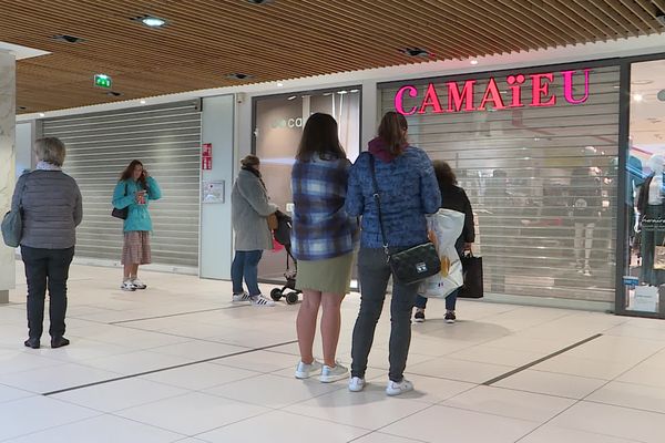 Les clients attendant l'ouverture d'un magasin Camaïeu à Metz (Moselle) avant sa fermeture définitive le samedi 1er octobre 2022.