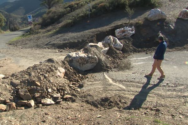 Ces blocs qui coupent la route entre le village d'Espolla en Catalogne Sud et Banyuls-sur-Mer sont censés lutter contre l'immigration.