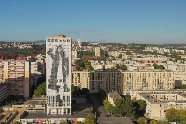 La tour d'Assas s'habille de fresques monumentales et éphémères. Ici, une femme de face symbole de l'avenir.