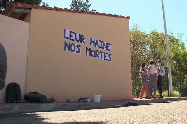 Un groupe de colleuses d'affiches a été la cible d'un automobiliste le 30 août dernier.