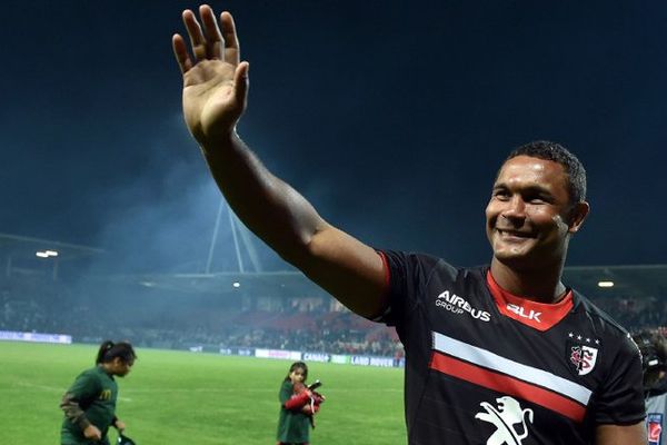 Thierry Dusautoir fait ses adieux, à l'issue du match contre Bayonne.