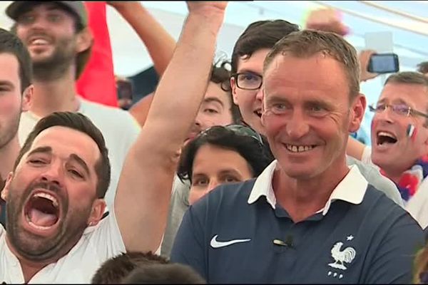 Au coup de sifflet final, la joie des supporters de l’équipe de France à Trégunc et le sourire de Stéphane Guivarc'h