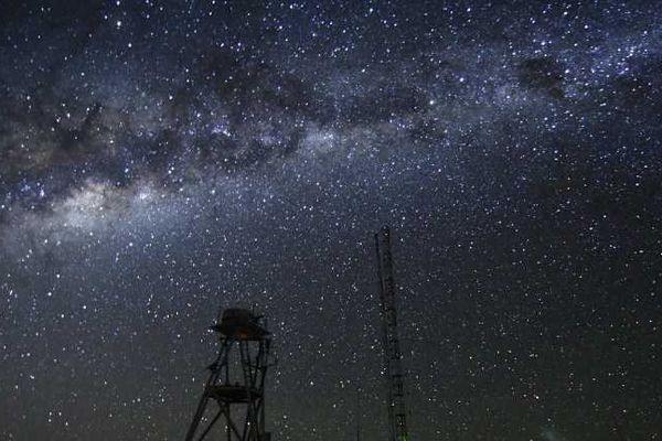 Le documentaire réalisé par Russell Scott s'est choisi comme héros sur Terre les télescopes ultra puissants VLT (Very Large Telescope) et ALMA, qui se trouvent au Chili.