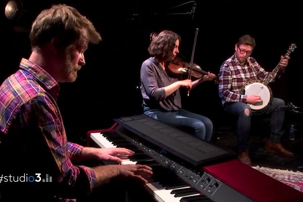 Damien Groleau, Zsófi Várkony et Christopher Peyrafort forment le trio Tabak, qui nous initie aujourd'hui dans #studio3 à la musique traditionnelle irlandaise.