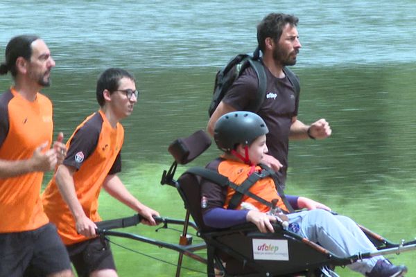 L'équipe de l'IME Grancher de Guéret, fin prête pour le championnat du monde de Joëlette à Saujon en Charente-Maritime.