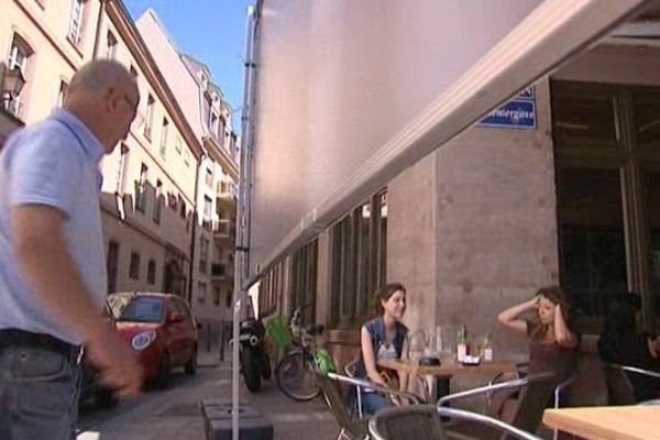 Des rétroprojecteurs sont installés sur les terrasses des cafés