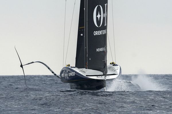 L'équipe de course Orient Express de France participe à un entraînement avant la régate de la Coupe de l'America, au large de Barcelone, le 11 juin 2024. La cérémonie d'ouverture officielle de la 37ème Coupe de l'America Louis Vuitton Barcelone aura lieu à Barcelone le 22 août 2024.