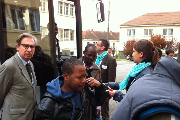 150 migrants sont arrivés vendredi vers 13 heures sur l'ancienne base aérienne de Varennes-sur-Allier, accueillis à leur descente du bus par le Préfet de l'Allier (à gauche de l'image)