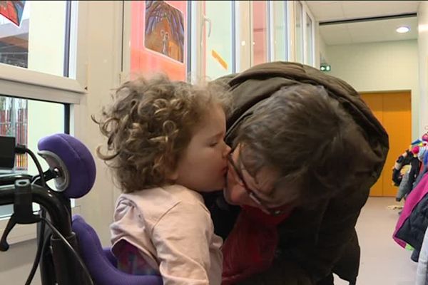 Chaque matin, Eugénie a le même rituel que ses camarades de classe.