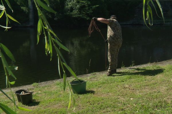 Le "nettoyeur du 19" a laissé de côté sa canne à pêche au profit d'un gros aimant