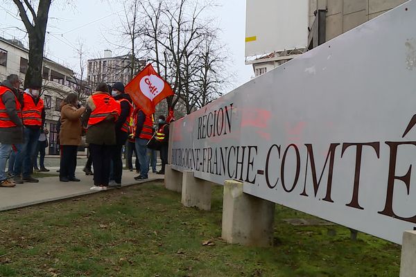 Les cheminots CGT ont manifesté devant le Conseil Régional de Bourgogne-Franche-Comté mercredi matin 26 janvier