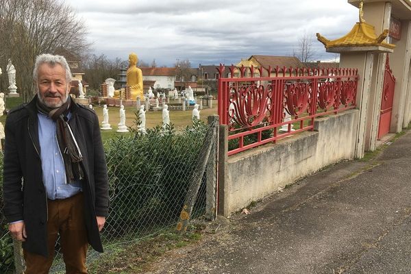 Michel Lafay, maire sortant (SE) devant la pagode de Noyant-d’Allier (Allier) : « Vous vous rendez compte, on accueille plus de 30 000 touristes sur ce site chaque année ! »