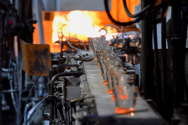 Archives : ligne de production de verres au sein de l'usine Duralex, à La Chapelle-Saint-Mesmin, près d'Orleans, le 1er juillet 2021