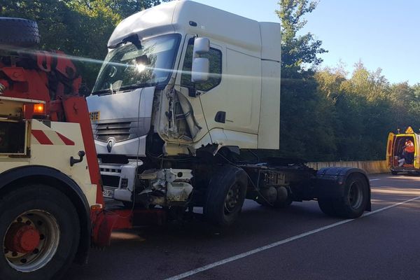 Ce 27 septembre, un véhicule et un poids lourd sont entrés en collision. Le choc a été mortel pour le conducteur de la voiture.