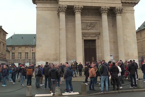 Une centaine de policiers municipaux venus de toute la Normandie, ont manifesté devant la préfecture de région à Rouen ce samedi 3 février