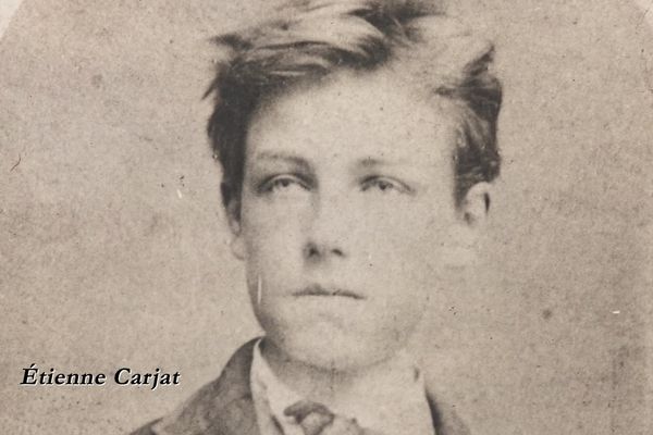 Le célèbre portrait d'Arthur Rimbaud en jeune génie rebelle, capturé par le photographe Étienne Carjat.