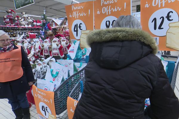 La grande collecte de la Banque alimentaire s'étale sur trois jours ce vendredi 22, samedi 23 et dimanche 24 novembre 2024. Ici dans un supermarché de Mordelles, en Ille-et-Vilaine.