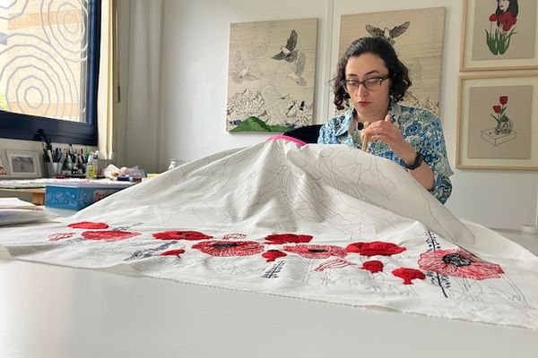 Gazhalé Bahiraie, brodeuse d'art, dans son atelier de l'association Le Grand Large à Lyon 7e