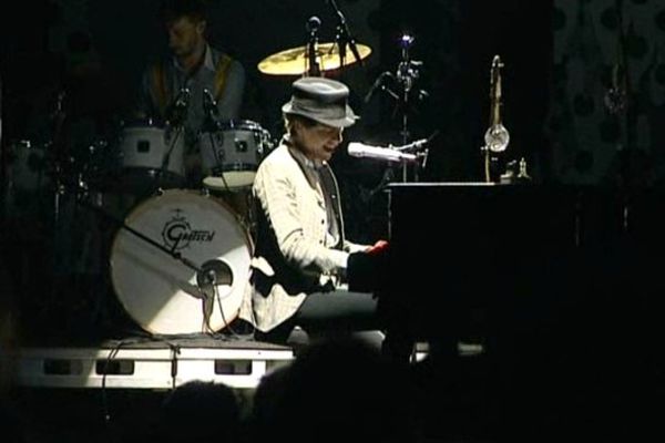 Mika, dégaine mi-Chaplin mi Freddy Mercury, a fait le show à Grenoble. 