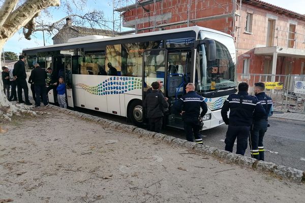 Nîmes - des contrôles de gendarmerie dans les transports urbains - 2023.