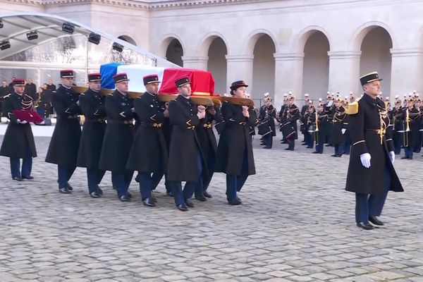 La cérémonie d'hommage national à l'ancien ministre Jacques Delors s'est déroulée ce vendredi 5 janvier 2024 devant les Invalides.