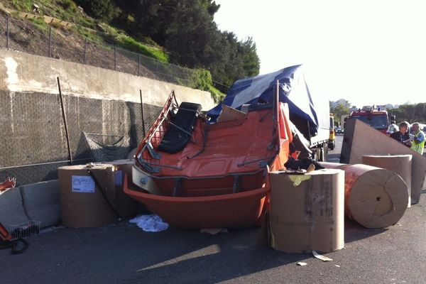 Camion couché sur l'A8