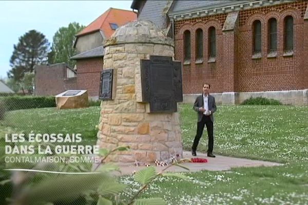 Dominique devant le pit cairn de Contalmaison, mémorial écossais