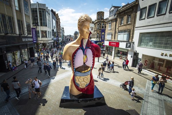 Hymn l'œuvre monumentale de Damien Hirst a été présentée dans plusieurs villes du monde avant d'être exposée à Aix-en-Provence.